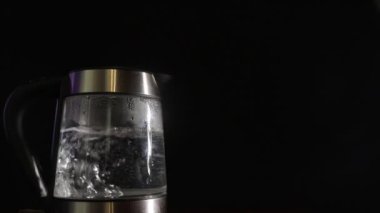 Kaynamış suyla elektrikli çaydanlık. Kahve ve çay yapıyorum.