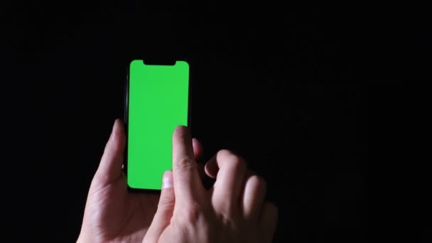 Smartphone met chromakey scherm op zwarte achtergrond — Stockvideo