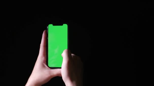 Smartphone med chromakey skärm på svart bakgrund — Stockvideo