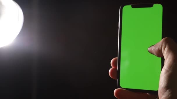 Μαύρο έξυπνο τηλέφωνο με πράσινο chromakey οθόνη. Αναζήτηση στο Διαδίκτυο — Αρχείο Βίντεο