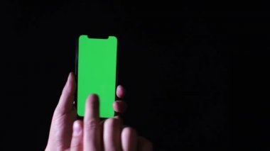 Siyah arkaplanda yeşil ekran kromatonlu akıllı telefon