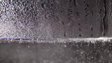 Kaynar suyla dolu cam çaydanlık, yavaş çekim