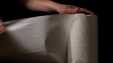 Bir adam bir parça tuvalet kağıdını yırtıyor.