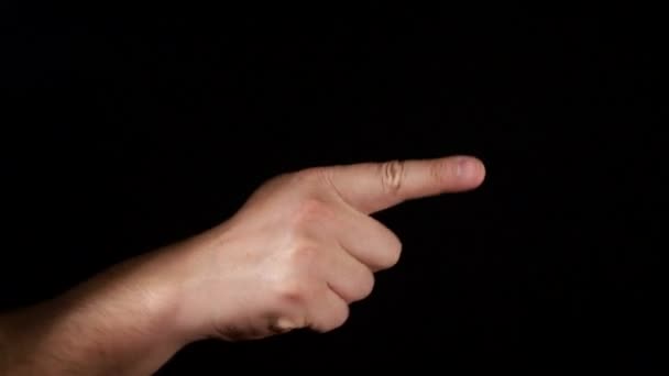 Dedo indicador sobre um fundo preto. Fechar o gesto da mão masculina — Vídeo de Stock