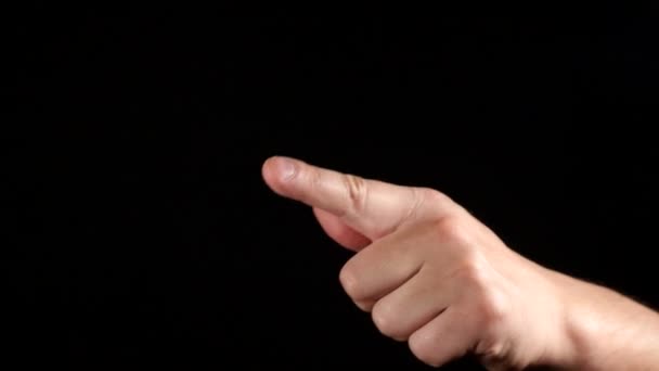 Koyu siyah arkaplan üzerinde işaret parmağı, krom tuş ekranı — Stok video