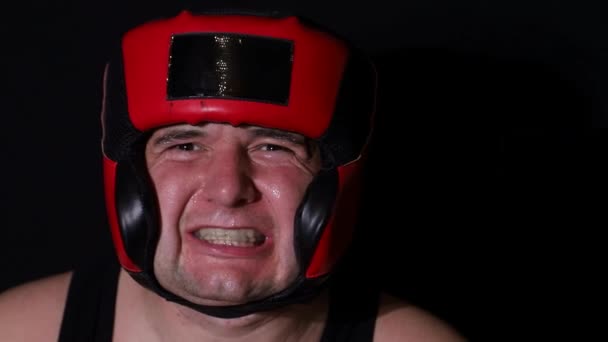 Un boxeur en colère dans un casque parle menaçant l'adversaire à la caméra — Video