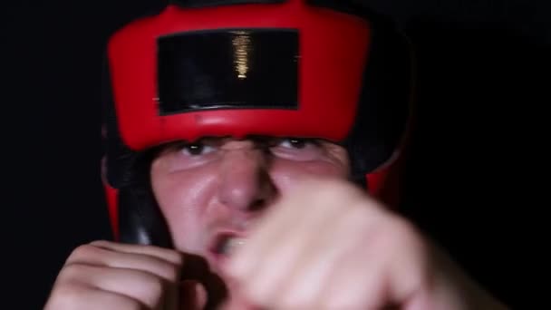 Giovanotto su sfondo nero. La boxe è uno stile di vita sano . — Video Stock