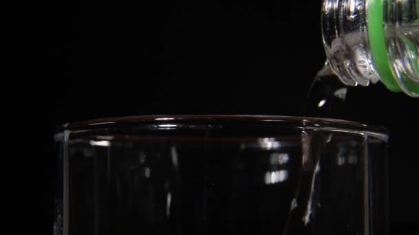 Carbonated water in glass bubbles raises a slow motion — Stock Video