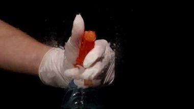 Siyah bir arkaplanda pencereleri temizlemek