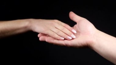 Siyah arka plandaki eller için selamlar, yavaş çekim