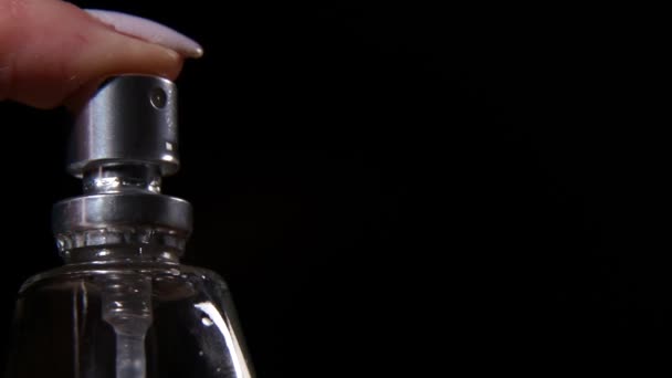 Des éclaboussures de parfum féminin sur fond noir — Video