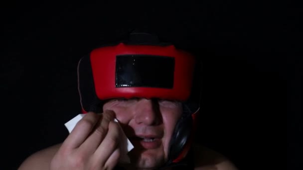 Um lutador de boxe perturbado a chorar. Fotografar um rosto de perto — Vídeo de Stock