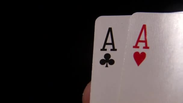 Παίζοντας χαρτιά στο χέρι. Δύο άσσοι. Παίζοντας πόκερ — Αρχείο Βίντεο
