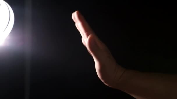 Мужская рука показывает жесты на черном фоне — стоковое видео