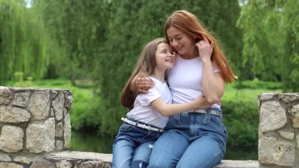Mama i córka przytulają się w parku. — Wideo stockowe