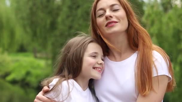 Maman et fille câlins dans le parc. — Video