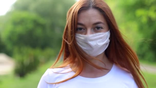 Žena odstraní lékařskou masku po pandemii koronaviru — Stock video