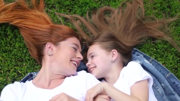 Mom and daughter make a heart out of hands — Stock Video