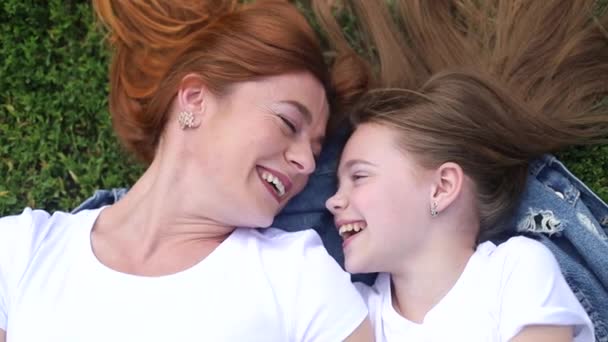 Küçük kız ve annesi yaz parkında dinleniyor.. — Stok video