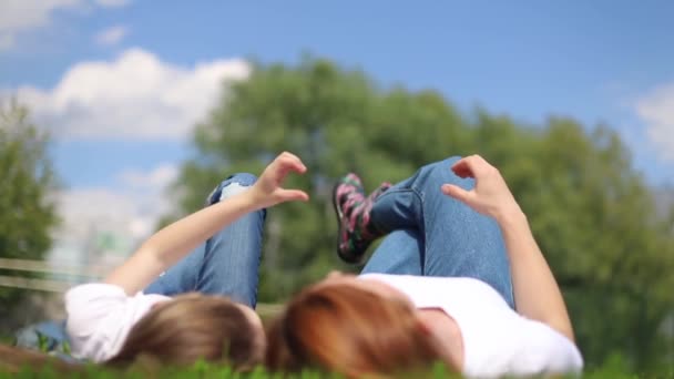 Kleines Mädchen mit Mama entspannt sich im Sommer im Stadtpark. — Stockvideo