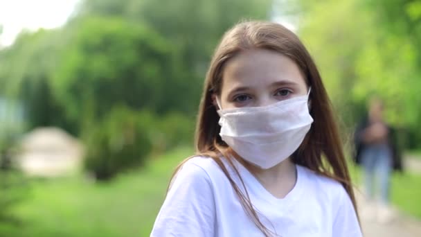 A koronavírus-világjárvány (COVID-19) vége, egy boldog gyermek — Stock videók