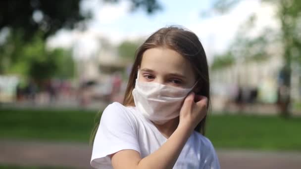 Конец пандемии коронавируса (COVID-19), счастливый ребенок — стоковое видео