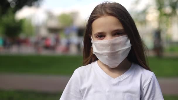 Criança feliz se alegra com o fim da pandemia de coronavírus (COVID-19 ) — Vídeo de Stock