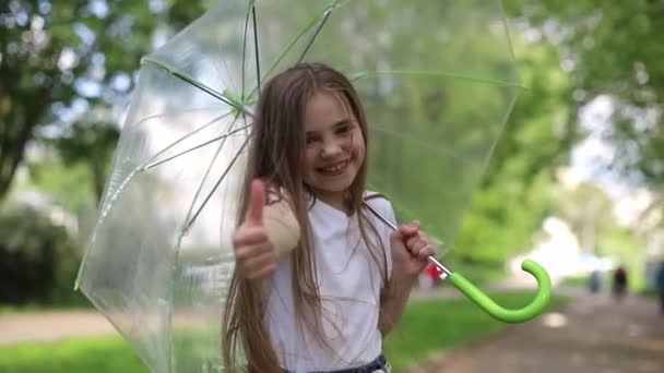 Счастливый ребенок радуется окончанию пандемии коронавируса (COVID-19) ) — стоковое видео