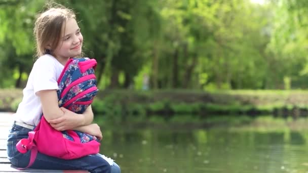 Glückliches Kind genießt Einsamkeit im Stadtpark — Stockvideo