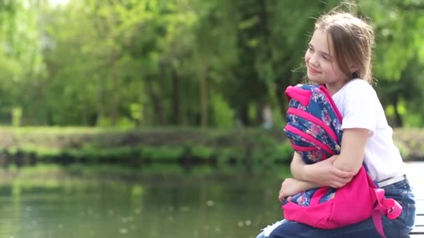 Niño feliz disfruta de la soledad en un parque de la ciudad — Vídeos de Stock