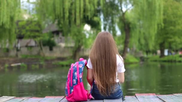 Glückliches Kind genießt Einsamkeit im Stadtpark — Stockvideo