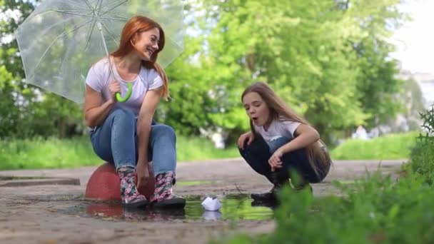 Klein meisje met moeder ontspannen in de zomer stadspark. — Stockvideo