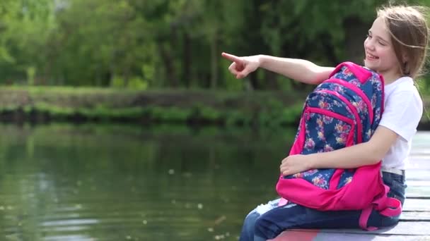 Un niño solitario en un parque de la ciudad, un niño ausente de la escuela — Vídeos de Stock