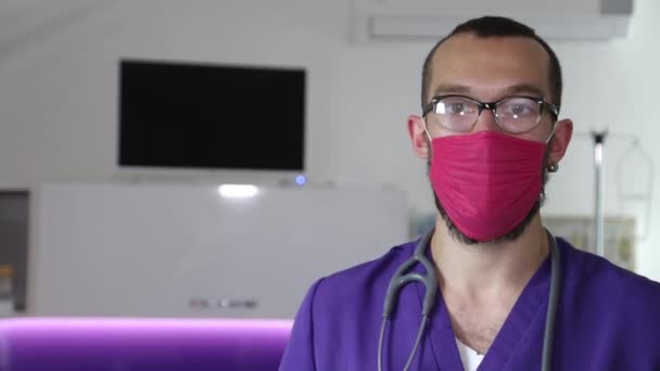 顔にマスクをした獣医師がカメラを覗き込む。ペットケアの概念. — ストック動画
