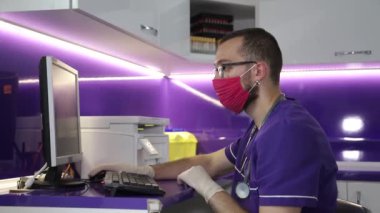 Veteriner veteriner, veteriner kliniğinde köpeğin röntgen fotoğrafını inceler.