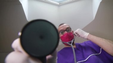 Doktor ellerini yıkar ve hastayı muayene etmeye hazırlanır..