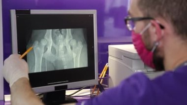 Yüzünde kırmızı maske olan yakışıklı bir veteriner.