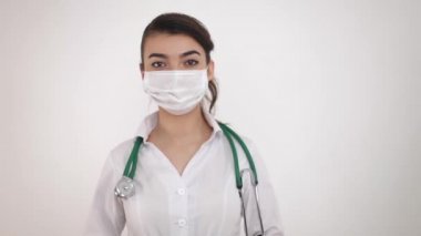 Koronavirüse karşı aşısı olan bir şırıngayı elinde tutan tıbbi maskeli bir virüs uzmanı (COVID-19), aşı Coronavirus Covid-19 virüsü