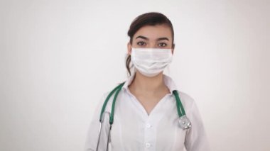 Coronavirus aşısı olan tıbbi maskeli bir kız doktor (COVID-19).