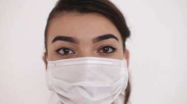 Asyalı bir stajyer, tıbbi maskeli bir kız. Koronavirüs salgını sırasında hemşire.