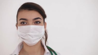 Genç bir doktor, Covid-19 'un yayılmasını korumak için tıbbi maske takıyor. Bir salgını önlemek.