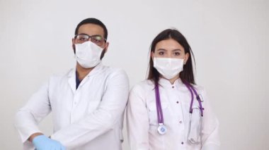 Tıbbi maskeli Afrikalı ve Avrupalı doktorlar