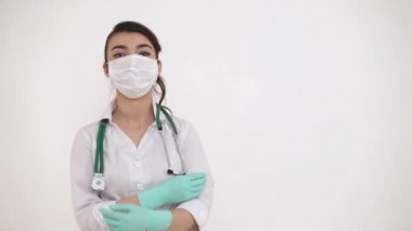 Asyalı bir stajyer, tıbbi maskeli bir kız. Koronavirüs salgını sırasında hemşire.