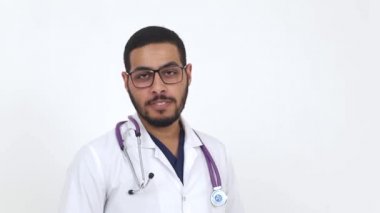 Afrikalı Amerikalı tıp öğrencisi jestler gösteriyor