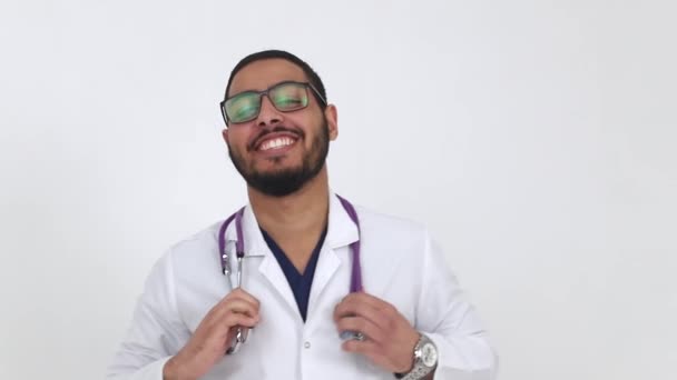 Estudiante de medicina afroamericana mirando a la cámara y riendo . — Vídeos de Stock