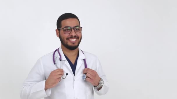 Afrikansk amerikansk läkarstudent visar gester — Stockvideo
