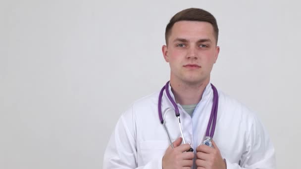 Uno studente di medicina sorride alla telecamera, un giovane medico — Video Stock