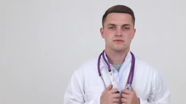 Tıp fakültesi öğrencisi kameraya gülümsüyor, genç bir doktor. — Stok video