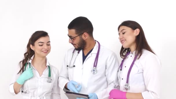 Drei junge Medizinstudenten nutzen ein Tablet. Studieren an der medizinischen Universität. — Stockvideo