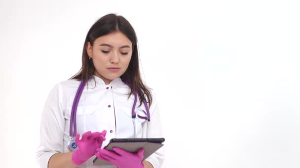 Elinde tabletle güzel bir kız öğrenci. Modern tıp alanında başarılı bir tıp öğrencisi internet kullanır. — Stok video